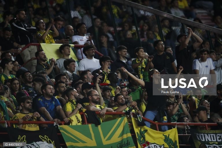 Adeptos do Tondela durante o jogo de futebol com a União de Leiria da última jornada da segunda Liga Portugal, 16 maio no Estádio Municipal Dr Magalhães Pessoa em Leiria. PAULO CUNHA/LUSA
