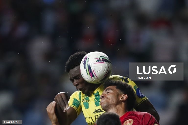 Victor (D) da União de Leiria luta pela bola com Miro do Tondela durante o jogo de futebol da última jornada da segunda Liga Portugal, no Estádio Municipal Dr Magalhães Pessoa em Leiria, 16 maio de 2025. PAULO CUNHA/LUSA
