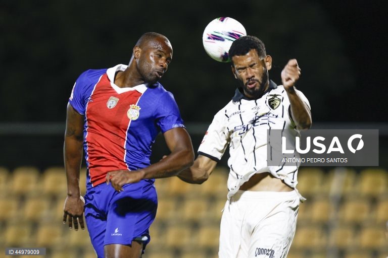 O jogador do Alverca, Varela (E), disputa a bola com o jogador do Portimonense, Jefferson (D), durante o jogo da 34.ª jornada da II liga de futebol, realizado no Complexo Desportivo Futebol Clube de Alverca, Vila Franca de Xira, 16 de maio de 2025. ANTÓNIO PEDRO SANTOS/LUSA