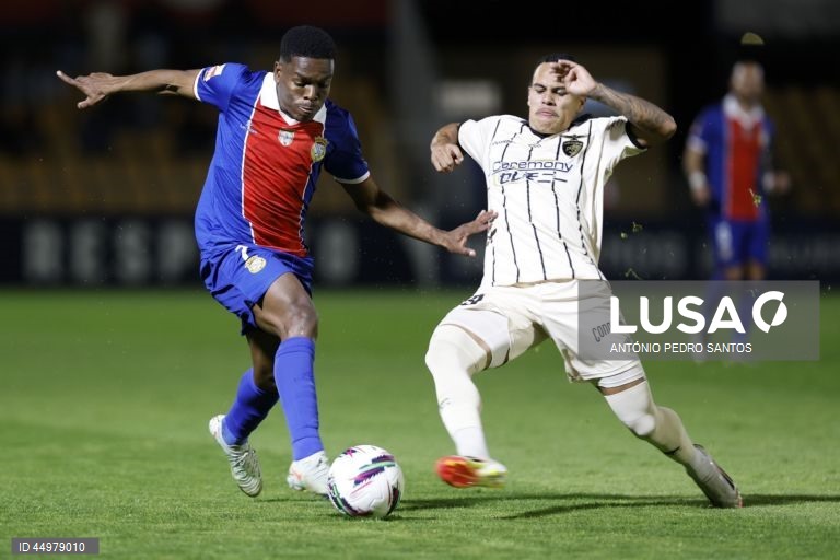 O jogador do Alverca, Brener Lucas (E), disputa a bola com o jogador do Portimonense, Ruan (D), durante o jogo da 34.ª jornada da II liga de futebol, realizado no Complexo Desportivo Futebol Clube de Alverca, Vila Franca de Xira, 16 de maio de 2025. ANTÓNIO PEDRO SANTOS/LUSA