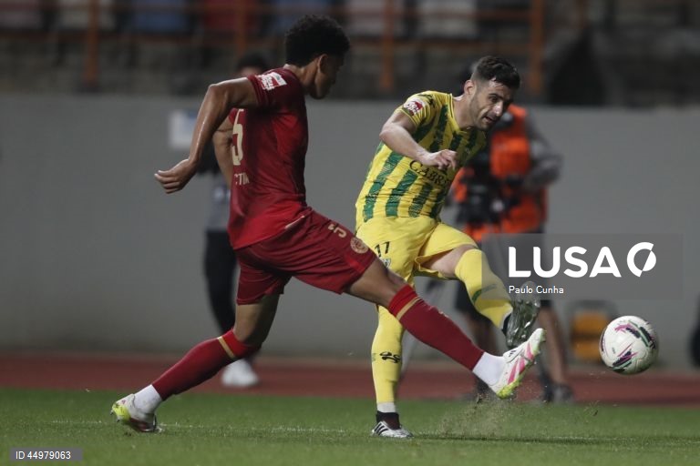 Victor (D) da União de Leiria luta pela bola com Miro do Roberto durante o jogo de futebol da última jornada da segunda Liga Portugal, no Estádio Municipal Dr Magalhães Pessoa em Leiria, 16 de maio de 2025. PAULO CUNHA/LUSA