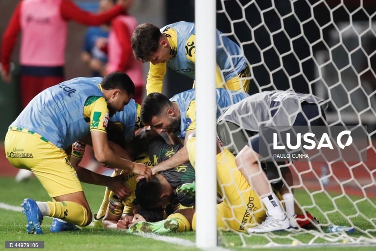 Os jogadores do Tondela festejam o golo contra a União de Leiria durante o jogo de futebol da última jornada da II Liga de futebol, realizado no Estádio Municipal de Leiria, 16 de maio de 2025. PAULO CUNHA/LUSA