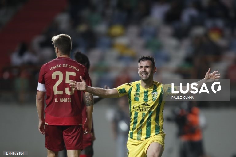 O jogador do Tondela Roberto festeja o golo contra a União de Leiria durante o jogo de futebol da última jornada da II Liga de futebol, realizado no Estádio Municipal de Leiria, 16 de maio de 2025. PAULO CUNHA/LUSA