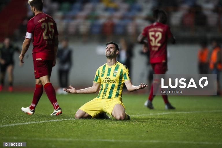 O jogador do Tondela Roberto festeja o golo contra a União de Leiria durante o jogo de futebol da última jornada da II Liga de futebol, realizado no Estádio Municipal de Leiria, 16 de maio de 2025. PAULO CUNHA/LUSA