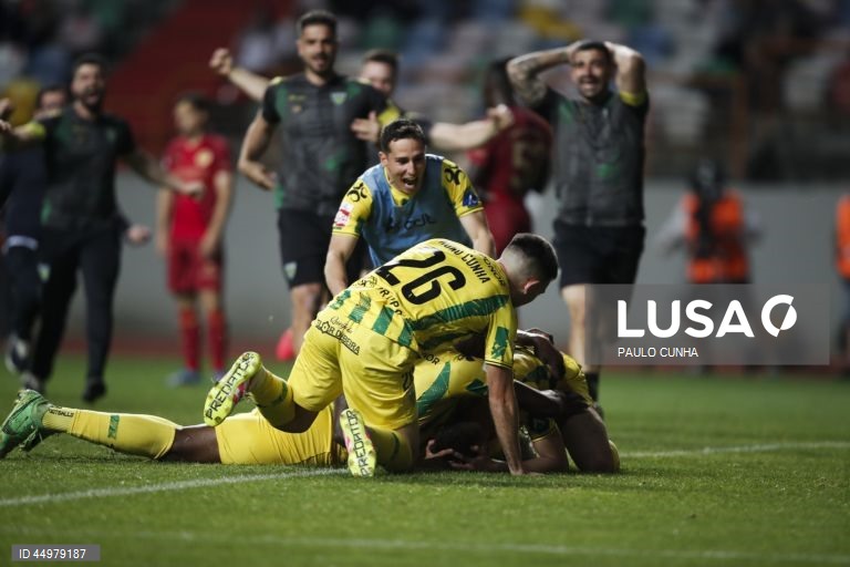 Os jogadores do Tondela festejam o golo contra a União de Leiria durante o jogo de futebol da última jornada da II Liga de futebol, realizado no Estádio Municipal de Leiria, 16 de maio de 2025. PAULO CUNHA/LUSA