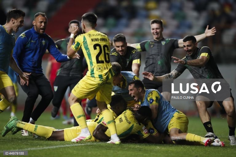 Os jogadores do Tondela festejam o golo contra a União de Leiria durante o jogo de futebol da última jornada da II Liga de futebol, realizado no Estádio Municipal de Leiria, 16 de maio de 2025. PAULO CUNHA/LUSA