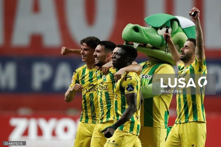 Os jogadores do Tondela festejam a vitória contra a União de Leiria no final do jogo de futebol da última jornada da II Liga de futebol, realizado no Estádio Municipal de Leiria, 16 de maio de 2025. O Tondela sagrou-se hoje pela segunda vez campeão da II Liga portuguesa de futebol, ao vencer na visita à União de Leiria, subindo ao primeiro escalão com a companhia do Alverca, enquanto o Vizela vai disputar o play-off. PAULO CUNHA/LUSA