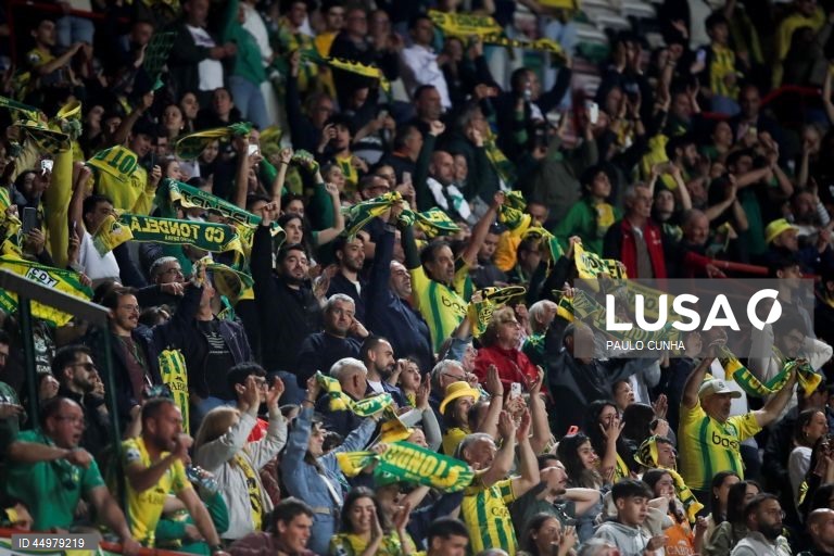 Adeptos do Tondela festejam a vitória contra a União de Leiria no final do jogo de futebol da última jornada da II Liga de futebol, realizado no Estádio Municipal de Leiria, 16 de maio de 2025. O Tondela sagrou-se hoje pela segunda vez campeão da II Liga portuguesa de futebol, ao vencer na visita à União de Leiria, subindo ao primeiro escalão com a companhia do Alverca, enquanto o Vizela vai disputar o play-off. PAULO CUNHA/LUSA