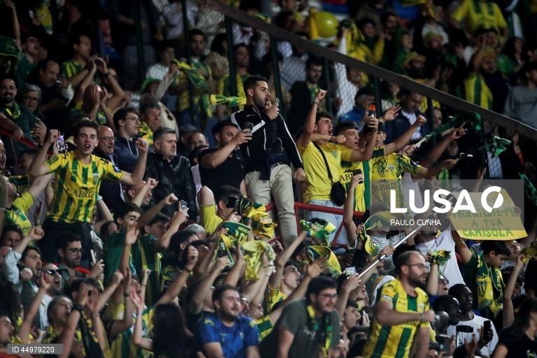 Adeptos do Tondela festejam a vitória contra a União de Leiria no final do jogo de futebol da última jornada da II Liga de futebol, realizado no Estádio Municipal de Leiria, 16 de maio de 2025. O Tondela sagrou-se hoje pela segunda vez campeão da II Liga portuguesa de futebol, ao vencer na visita à União de Leiria, subindo ao primeiro escalão com a companhia do Alverca, enquanto o Vizela vai disputar o play-off. PAULO CUNHA/LUSA