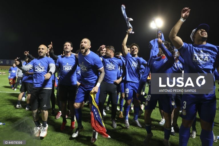 Os jogadores do Alverca festejam a subida à Primeira Liga no final do jogo da 34.ª jornada da II liga de futebol contra a equipa do Portimonense, realizado no Complexo Desportivo Futebol Clube de Alverca, Vila Franca de Xira, 16 de maio de 2025. ANTÓNIO PEDRO SANTOS/LUSA