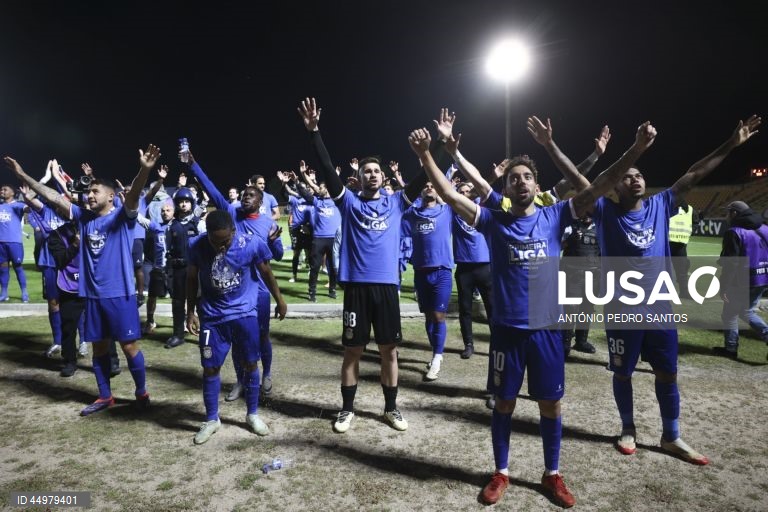Os jogadores do Alverca festejam a subida à Primeira Liga no final do jogo da 34.ª jornada da II liga de futebol contra a equipa do Portimonense, realizado no Complexo Desportivo Futebol Clube de Alverca, Vila Franca de Xira, 16 de maio de 2025. ANTÓNIO PEDRO SANTOS/LUSA