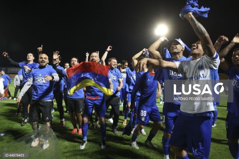 Os jogadores do Alverca festejam a subida à Primeira Liga no final do jogo da 34.ª jornada da II liga de futebol contra a equipa do Portimonense, realizado no Complexo Desportivo Futebol Clube de Alverca, Vila Franca de Xira, 16 de maio de 2025. ANTÓNIO PEDRO SANTOS/LUSA