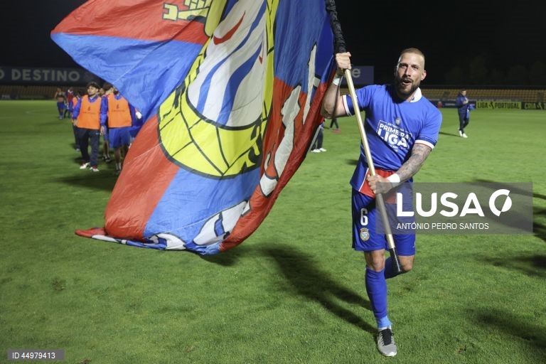 O jogador do Alverca Sema Velasquez festeja a subida à Primeira Liga no final do jogo da 34.ª jornada da II liga de futebol contra a equipa do Portimonense, realizado no Complexo Desportivo Futebol Clube de Alverca, Vila Franca de Xira, 16 de maio de 2025. ANTÓNIO PEDRO SANTOS/LUSA