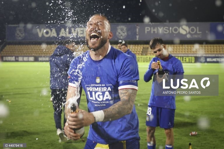 O jogador do Alverca Sema Velasquez festeja a subida à Primeira Liga no final do jogo da 34.ª jornada da II liga de futebol contra a equipa do Portimonense, realizado no Complexo Desportivo Futebol Clube de Alverca, Vila Franca de Xira, 16 de maio de 2025. ANTÓNIO PEDRO SANTOS/LUSA