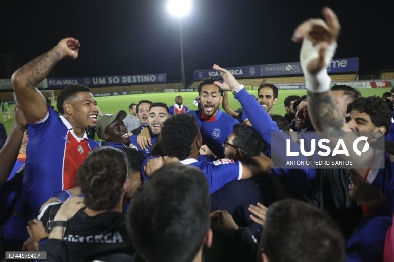Os jogadores do Alverca festejam a subida à Primeira Liga no final do jogo da 34.ª jornada da II liga de futebol contra a equipa do Portimonense, realizado no Complexo Desportivo Futebol Clube de Alverca, Vila Franca de Xira, 16 de maio de 2025. ANTÓNIO PEDRO SANTOS/LUSA