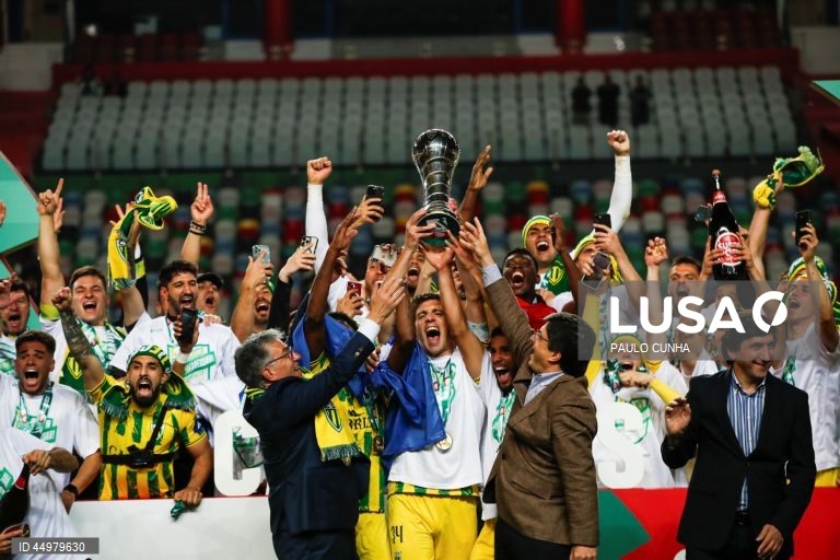 A equipa do Tondela festeja a conquista do campeonato no final do jogo de futebol da última jornada da II Liga de futebol contra a União de Leiria, realizado no Estádio Municipal de Leiria, 16 de maio de 2025. O Tondela sagrou-se hoje pela segunda vez campeão da II Liga portuguesa de futebol, ao vencer na visita à União de Leiria, subindo ao primeiro escalão com a companhia do Alverca, enquanto o Vizela vai disputar o play-off. PAULO CUNHA/LUSA