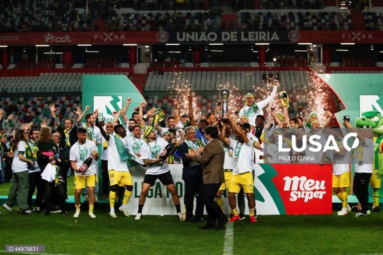 A equipa do Tondela festeja a conquista do campeonato no final do jogo de futebol da última jornada da II Liga de futebol contra a União de Leiria, realizado no Estádio Municipal de Leiria, 16 de maio de 2025. O Tondela sagrou-se hoje pela segunda vez campeão da II Liga portuguesa de futebol, ao vencer na visita à União de Leiria, subindo ao primeiro escalão com a companhia do Alverca, enquanto o Vizela vai disputar o play-off. PAULO CUNHA/LUSA