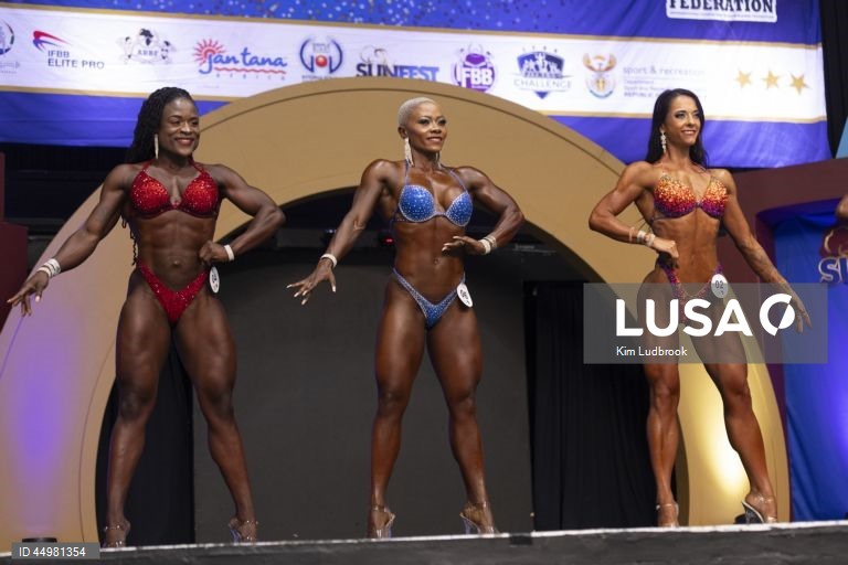 Concorrentes actuam no palco do Sunfest Africa Bodybuilding Championships, realizado em Pretória, África do Sul. No evento anual, os culturistas reúnem-se no Heartfelt Stadium para competir em várias categorias da sua disciplina.