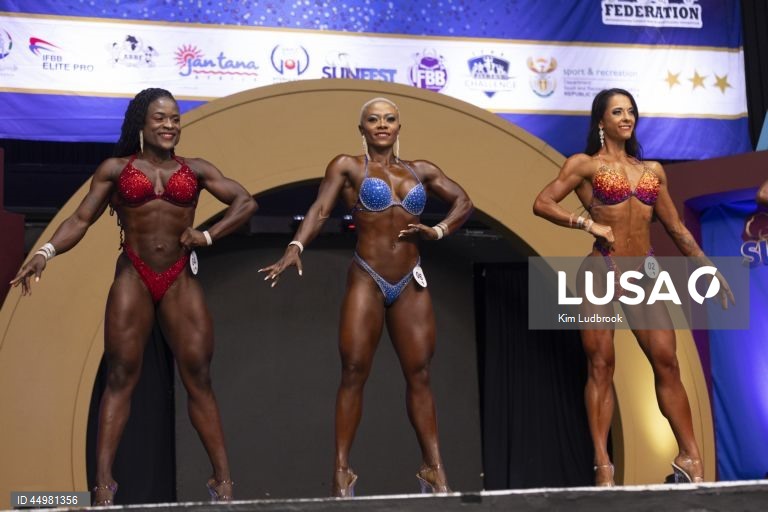 Concorrentes actuam no palco do Sunfest Africa Bodybuilding Championships, realizado em Pretória, África do Sul. No evento anual, os culturistas reúnem-se no Heartfelt Stadium para competir em várias categorias da sua disciplina.