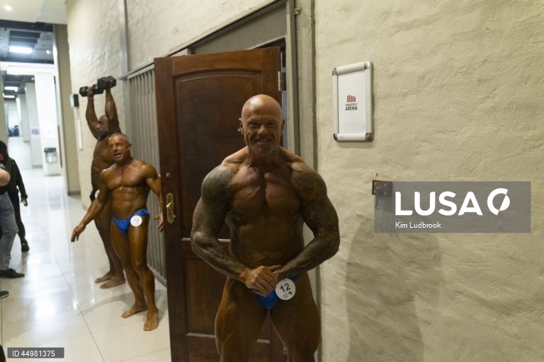 Concorrentes actuam no palco do Sunfest Africa Bodybuilding Championships, realizado em Pretória, África do Sul. No evento anual, os culturistas reúnem-se no Heartfelt Stadium para competir em várias categorias da sua disciplina.