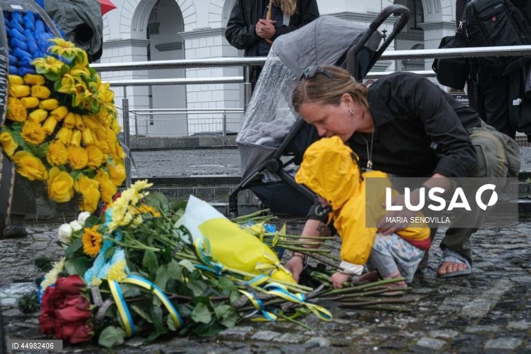 Cerimónia em honra do voluntário britânico Christopher Lee Garrett na Praça da Independência em Kiev, Ucrânia, no meio da invasão russa em curso. Chris Garrett (40), um perito britânico em ajuda humanitária e desminagem que, desde 2014, trabalhava na desminagem e na formação de tropas ucranianas e que foi cofundador de uma instituição de caridade humanitária e de desminagem chamada “Prevail Together”, morreu numa explosão perto da cidade ucraniana de Izium, na região de Kharkiv.