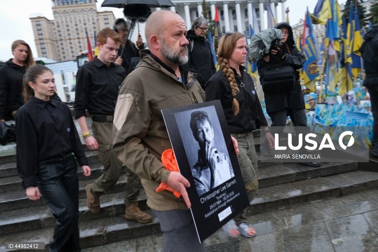 Cerimónia em honra do voluntário britânico Christopher Lee Garrett na Praça da Independência em Kiev, Ucrânia, no meio da invasão russa em curso. Chris Garrett (40), um perito britânico em ajuda humanitária e desminagem que, desde 2014, trabalhava na desminagem e na formação de tropas ucranianas e que foi cofundador de uma instituição de caridade humanitária e de desminagem chamada “Prevail Together”, morreu numa explosão perto da cidade ucraniana de Izium, na região de Kharkiv.