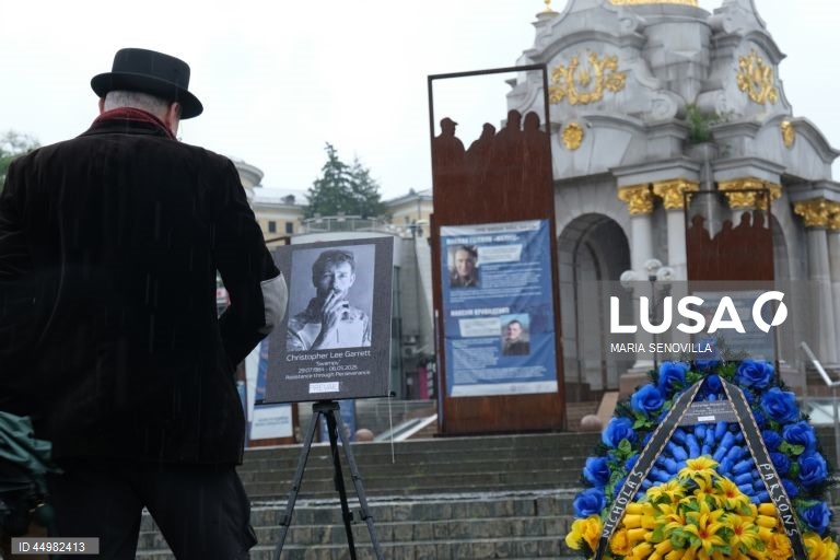 Cerimónia em honra do voluntário britânico Christopher Lee Garrett na Praça da Independência em Kiev, Ucrânia, no meio da invasão russa em curso. Chris Garrett (40), um perito britânico em ajuda humanitária e desminagem que, desde 2014, trabalhava na desminagem e na formação de tropas ucranianas e que foi cofundador de uma instituição de caridade humanitária e de desminagem chamada “Prevail Together”, morreu numa explosão perto da cidade ucraniana de Izium, na região de Kharkiv.
