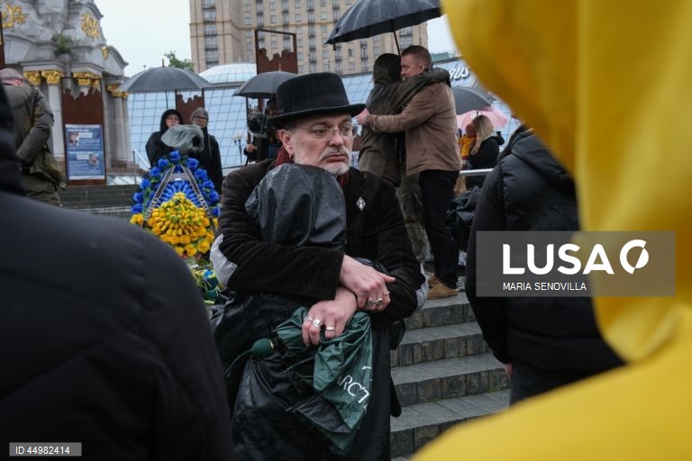 Cerimónia em honra do voluntário britânico Christopher Lee Garrett na Praça da Independência em Kiev, Ucrânia, no meio da invasão russa em curso. Chris Garrett (40), um perito britânico em ajuda humanitária e desminagem que, desde 2014, trabalhava na desminagem e na formação de tropas ucranianas e que foi cofundador de uma instituição de caridade humanitária e de desminagem chamada “Prevail Together”, morreu numa explosão perto da cidade ucraniana de Izium, na região de Kharkiv.