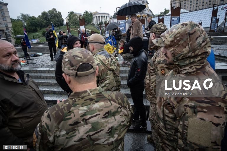 Cerimónia em honra do voluntário britânico Christopher Lee Garrett na Praça da Independência em Kiev, Ucrânia, no meio da invasão russa em curso. Chris Garrett (40), um perito britânico em ajuda humanitária e desminagem que, desde 2014, trabalhava na desminagem e na formação de tropas ucranianas e que foi cofundador de uma instituição de caridade humanitária e de desminagem chamada “Prevail Together”, morreu numa explosão perto da cidade ucraniana de Izium, na região de Kharkiv.