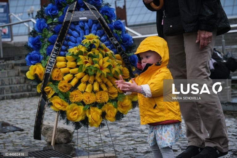 Cerimónia em honra do voluntário britânico Christopher Lee Garrett na Praça da Independência em Kiev, Ucrânia, no meio da invasão russa em curso. Chris Garrett (40), um perito britânico em ajuda humanitária e desminagem que, desde 2014, trabalhava na desminagem e na formação de tropas ucranianas e que foi cofundador de uma instituição de caridade humanitária e de desminagem chamada “Prevail Together”, morreu numa explosão perto da cidade ucraniana de Izium, na região de Kharkiv.