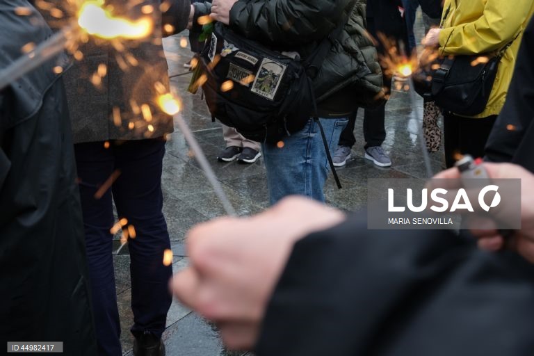 Cerimónia em honra do voluntário britânico Christopher Lee Garrett na Praça da Independência em Kiev, Ucrânia, no meio da invasão russa em curso. Chris Garrett (40), um perito britânico em ajuda humanitária e desminagem que, desde 2014, trabalhava na desminagem e na formação de tropas ucranianas e que foi cofundador de uma instituição de caridade humanitária e de desminagem chamada “Prevail Together”, morreu numa explosão perto da cidade ucraniana de Izium, na região de Kharkiv.