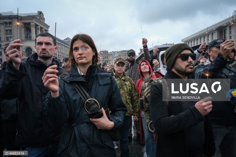 Cerimónia em honra do voluntário britânico Christopher Lee Garrett na Praça da Independência em Kiev, Ucrânia, no meio da invasão russa em curso. Chris Garrett (40), um perito britânico em ajuda humanitária e desminagem que, desde 2014, trabalhava na desminagem e na formação de tropas ucranianas e que foi cofundador de uma instituição de caridade humanitária e de desminagem chamada “Prevail Together”, morreu numa explosão perto da cidade ucraniana de Izium, na região de Kharkiv.