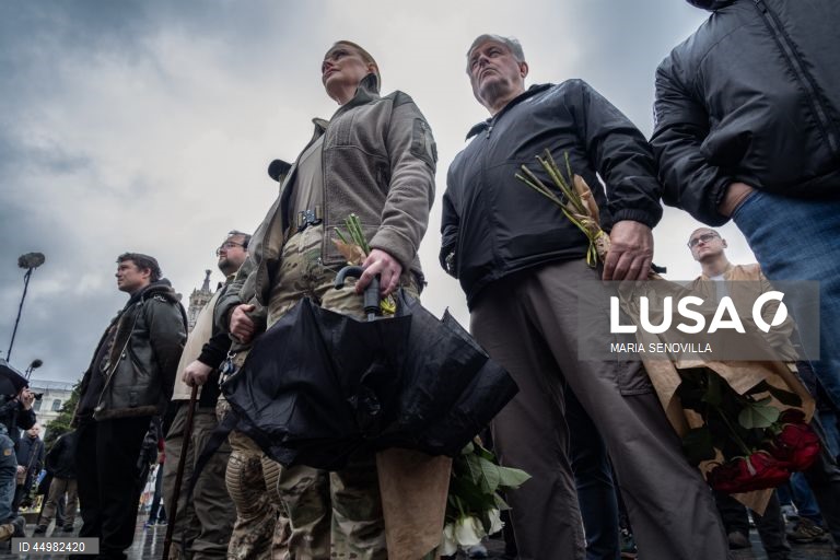 Cerimónia em honra do voluntário britânico Christopher Lee Garrett na Praça da Independência em Kiev, Ucrânia, no meio da invasão russa em curso. Chris Garrett (40), um perito britânico em ajuda humanitária e desminagem que, desde 2014, trabalhava na desminagem e na formação de tropas ucranianas e que foi cofundador de uma instituição de caridade humanitária e de desminagem chamada “Prevail Together”, morreu numa explosão perto da cidade ucraniana de Izium, na região de Kharkiv.