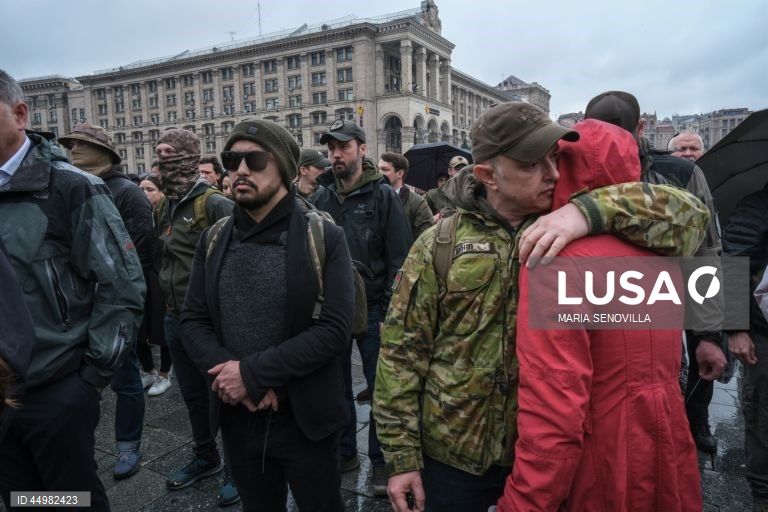 Cerimónia em honra do voluntário britânico Christopher Lee Garrett na Praça da Independência em Kiev, Ucrânia, no meio da invasão russa em curso. Chris Garrett (40), um perito britânico em ajuda humanitária e desminagem que, desde 2014, trabalhava na desminagem e na formação de tropas ucranianas e que foi cofundador de uma instituição de caridade humanitária e de desminagem chamada “Prevail Together”, morreu numa explosão perto da cidade ucraniana de Izium, na região de Kharkiv.
