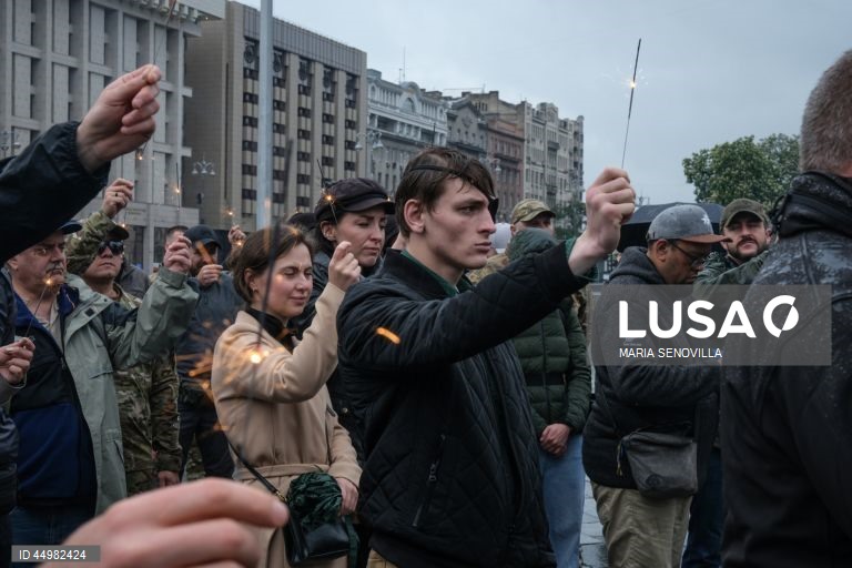 Cerimónia em honra do voluntário britânico Christopher Lee Garrett na Praça da Independência em Kiev, Ucrânia, no meio da invasão russa em curso. Chris Garrett (40), um perito britânico em ajuda humanitária e desminagem que, desde 2014, trabalhava na desminagem e na formação de tropas ucranianas e que foi cofundador de uma instituição de caridade humanitária e de desminagem chamada “Prevail Together”, morreu numa explosão perto da cidade ucraniana de Izium, na região de Kharkiv.