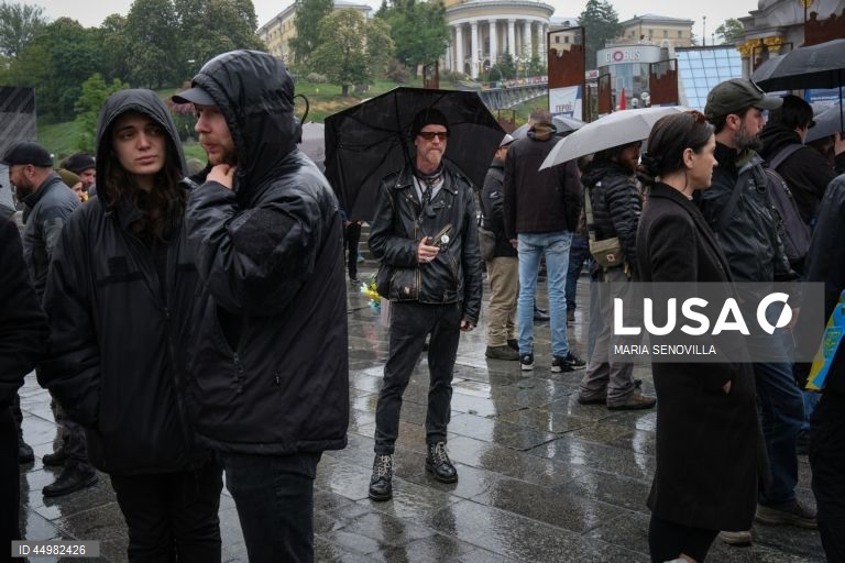 Cerimónia em honra do voluntário britânico Christopher Lee Garrett na Praça da Independência em Kiev, Ucrânia, no meio da invasão russa em curso. Chris Garrett (40), um perito britânico em ajuda humanitária e desminagem que, desde 2014, trabalhava na desminagem e na formação de tropas ucranianas e que foi cofundador de uma instituição de caridade humanitária e de desminagem chamada “Prevail Together”, morreu numa explosão perto da cidade ucraniana de Izium, na região de Kharkiv.