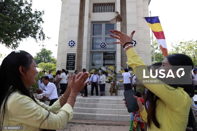 Camboja: Dia Nacional da Memória, dedicado às vítimas do Regime Khmer Vermelho 
