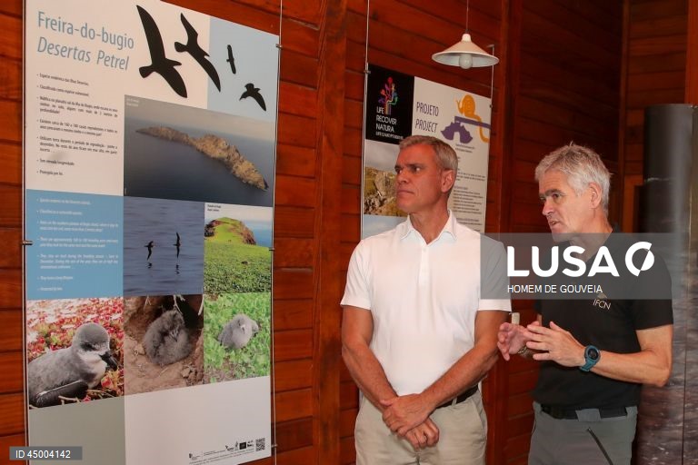 Paulo Oliveira (C), vogal do Instituto das Florestas e Conservação da Natureza (IFCN) acompanhado por Eduardo Jesus (C-E), secretário Regional de Turismo, Ambiente e Cultura e Fabricia Teixeira (2D), vogal do IFCN durante uma visita à Reserva Natural das Ilhas Desertas, por ocasião do 35º aniversário desta reserva natural, Ilhas Desertas, Madeira, 20 de maio de 2025. HOMEM DE GOUVEIA/LUSA