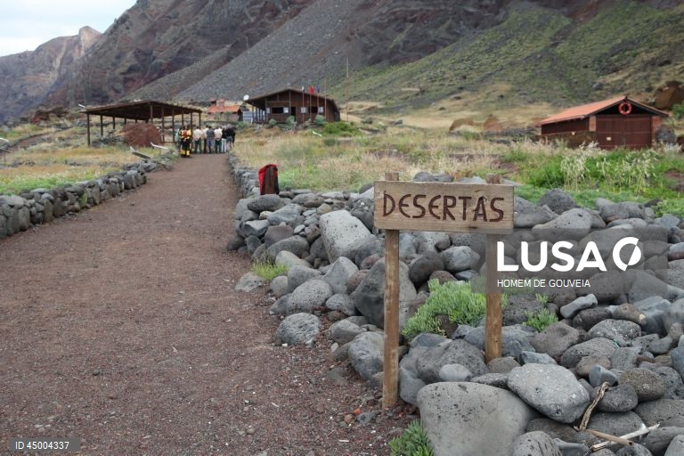 Visita à Reserva das Ilhas Desertas, por ocasião do seu 35º aniversário, Madeira, 20 de maio de 2025. A Reserva Natural das Ilhas Desertas, com uma área total de 12.586 hectares, é delimitada pela batimétrica dos 100 metros e inclui todas as ilhas e ilhéus. As Ilhas Desertas compreendem três ilhas: Ilhéu Chão, Deserta Grande e Bugio. HOMEM DE GOUVEIA/LUSA