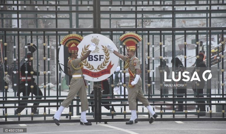 Cerimónia de arriar a bandeira na fronteira entre a Índia e o Paquistão.
