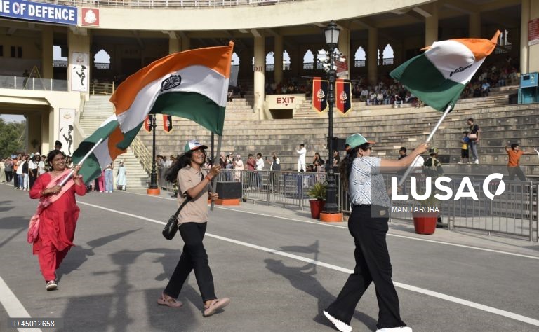 Cerimónia de arriar a bandeira na fronteira entre a Índia e o Paquistão.
