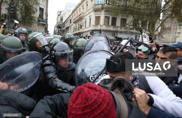 Argentina: Confrontos durante protesto de reformados em frente ao Congresso