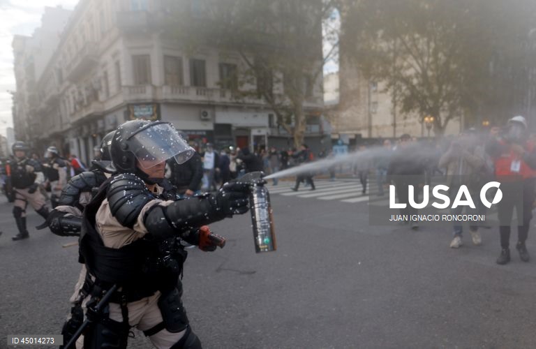 Argentina: Confrontos durante protesto de reformados em frente ao Congresso