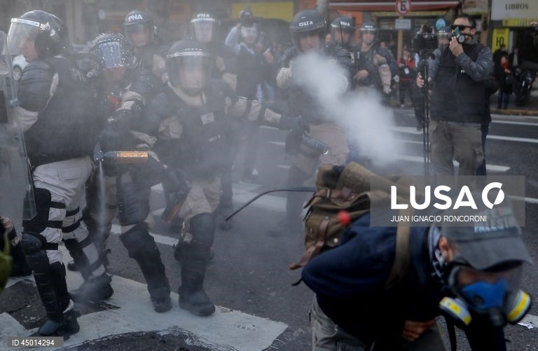 Argentina: Confrontos durante protesto de reformados em frente ao Congresso