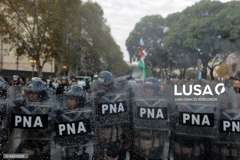 Argentina: Confrontos durante protesto de reformados em frente ao Congresso