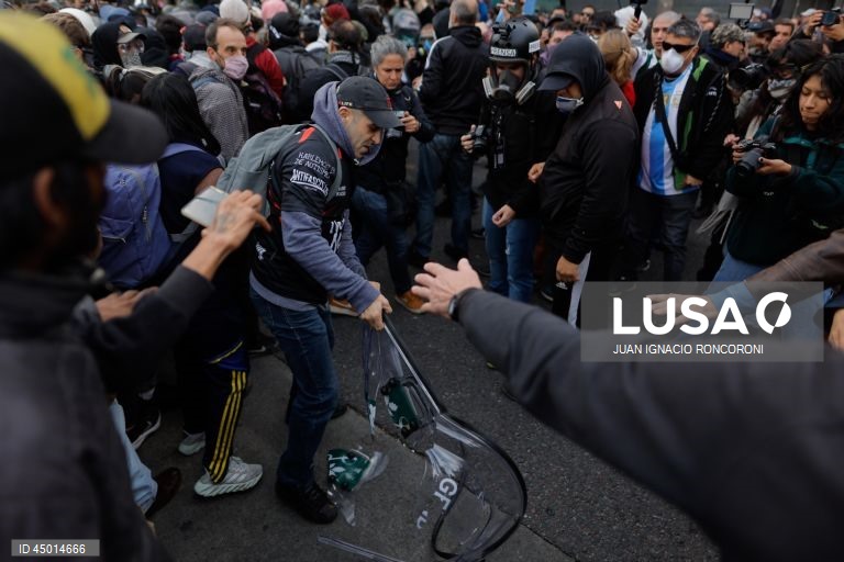 Argentina: Confrontos durante protesto de reformados em frente ao Congresso