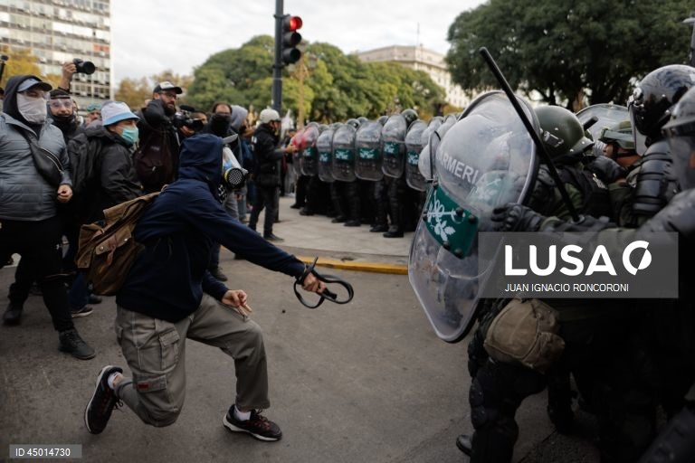 Argentina: Confrontos durante protesto de reformados em frente ao Congresso