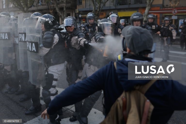 Argentina: Confrontos durante protesto de reformados em frente ao Congresso