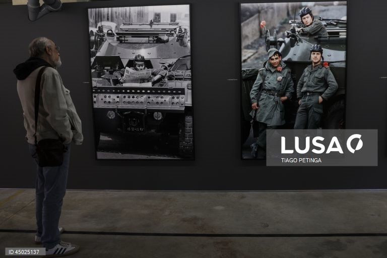 Visita de imprensa à exposição "Venham Mais Cinco: O Olhar Estrangeiro sobre a Revolução Portuguesa", no Parque Empresarial da Mutela (antiga Lisnave) em Almada, 23 de maio de 2025. TIAGO PETINGA/LUSA