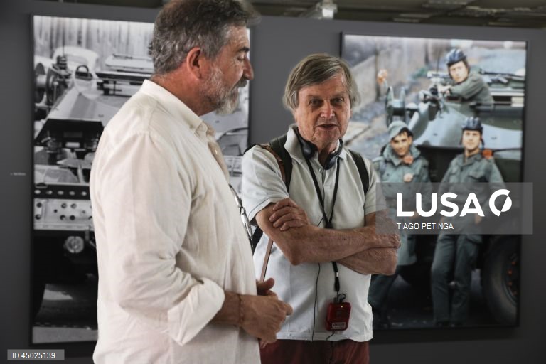 O fotógrafo Jean-Claude Francolon, durante a visita de imprensa à exposição "Venham Mais Cinco: O Olhar Estrangeiro sobre a Revolução Portuguesa", no Parque Empresarial da Mutela (antiga Lisnave) em Almada, 23 de maio de 2025. TIAGO PETINGA/LUSA